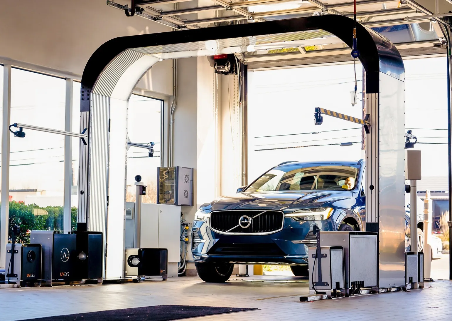 UVeye Scan-System in der Autohaus-Durchfahrt